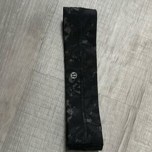 Black and gray Lululemon headband